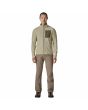 Hombre con chaqueta polar técnica Patagonia R1 Air Fleece Jacket beige Pelican slim fit