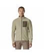 Hombre con chaqueta polar técnica Patagonia R1 Air Fleece Jacket beige Pelican
