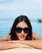 Mujer apoyada en la piscina con Gafas de sol I-SEA Cate color negro con lentes polarizadas smoke 