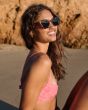 Mujer en la playa con Gafas de sol I-SEA Rosey en color tortoise con lentes polarizadas smoke