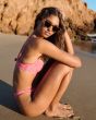 Mujer sentada en la playa con Gafas de sol I-SEA Rosey en color tortoise con lentes polarizadas smoke