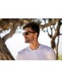 Hombre con Gafas de sol I-SEA Hendrix color Tort Brown con lentes polarizadas marrones lateral