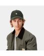Hombre con Gorra de pana Carhartt WIP Harlem Cap verde con logo blanco Unisex 