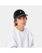 Hombre con Gorra de pana Carhartt WIP Harlem Cap azul marino con logo blanco Unisex 