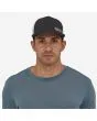 Hombre con Gorra de malla Patagonia Duckbill Trucker Hat negra 