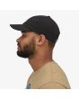 Hombre con gorra Patagonia P-6 Label Trad negra lateral