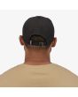 Hombre con gorra Patagonia P-6 Label Trad negra posterior