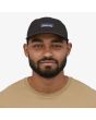 Hombre con gorra Patagonia P-6 Label Trad negra