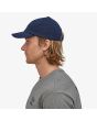 Hombre con gorra Patagonia P-6 Label Trad azul marino lateral