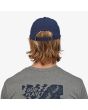 Hombre con gorra Patagonia P-6 Label Trad azul marino posterior