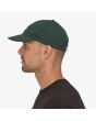Hombre con gorra Patagonia P-6 Label Trad verde lateral