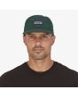 Hombre con gorra Patagonia P-6 Label Trad verde 