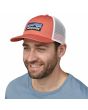 Hombre con Gorra Trucker Patagonia P-6 Logo LoPro Coral Unisex