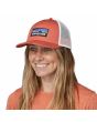 Mujer con Gorra Trucker Patagonia P-6 Logo LoPro Coral Unisex