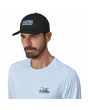 Hombre con Gorra de malla Patagonia P-6 Logo Trucker Negra Unisex