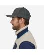Hombre con Gorra Trucker Patagonia P-6 Logo Forge Grey gris Unisex lateral