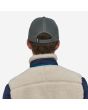 Hombre con Gorra Trucker Patagonia P-6 Logo Forge Grey gris Unisex posterior