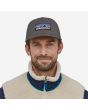Hombre con Gorra Trucker Patagonia P-6 Logo Forge Grey gris Unisex
