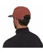 Hombre con Gorra Patagonia Snowfarer Cap Outline Logo Roja posterior