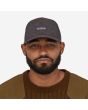 Hombre con Gorra Patagonia Tin Shed Hat P-6 Logo negra 