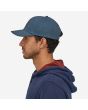 Hombre con Gorra Patagonia Tin Shed Hat P-6 Logo azul lateral