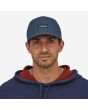 Hombre con Gorra Patagonia Tin Shed Hat P-6 Logo azul 