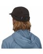 Hombre con Gorra de Running Patagonia Winter Duckbill Negra Unisex posterior