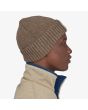 Hombre con gorro Patagonia Brodeo Beanie marrón unisex lateral