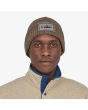 Hombre con gorro Patagonia Brodeo Beanie marrón unisex 