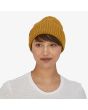 Mujer con gorro Patagonia Brodeo Beanie mostaza unisex 