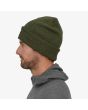 Hombre con gorro Patagonia Everyday Beanie verde oliva lateral