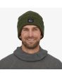 hombre con gorro Patagonia Everyday Beanie verde oliva