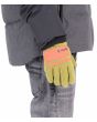Hombre con guantes Hurley Arrowhead fleece en color verde oliva y naranja 