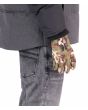 Hombre con guantes Hurley Hunter con estampado militar 