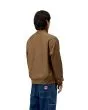 Hombre con sudadera Carhartt WIP Half Zip American Script Hamilton Brown posterior
