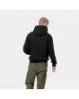 Hombre con sudadera de capucha Carhartt WIP Hooded Carhartt Sweat negra con logo blanco posterior