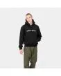 Hombre con sudadera de capucha Carhartt WIP Hooded Carhartt Sweat negra con logo blanco