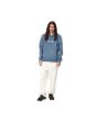 Hombre con sudadera de capucha Carhartt Hooded Sweat Azul Sorrento con logo blanco corte holgado