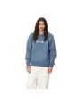 Hombre con sudadera de capucha Carhartt Hooded Sweat Azul Sorrento con logo blanco
