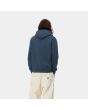 Hombre con sudadera de capucha Carhartt WIP Hooded Carhartt Sweat azul marino con logo blanco posterior