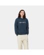 Hombre con sudadera de capucha Carhartt WIP Hooded Carhartt Sweat azul marino con logo blanco