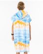 Niño con toalla de playa con capucha Rip Curl Hooded Print Towel azul y blanca posterior