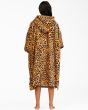 Mujer con Poncho de Surf Billabong Womens Hooded Towel Animal Print posterior