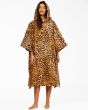 Mujer con Poncho de Surf Billabong Womens Hooded Towel Animal Print 