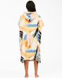 Mujer con poncho de Surf Billabong Womens Hooded Towel Heat Wave beige con estampado tropical posterior