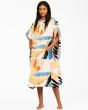 Mujer con poncho de Surf Billabong Womens Hooded Towel Heat Wave beige con estampado tropical