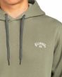 Hombre con sudadera polar de capucha Billabong Arch Sage verde bordado 