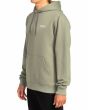 Hombre con sudadera polar de capucha Billabong Arch Sage verde lateral