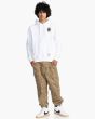 Hombre con sudadera de capucha Element Covered blanca Timber Collection frontal 