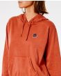 Mujer con Sudadera con capucha Rip Curl Surfers Original roja detalle logo